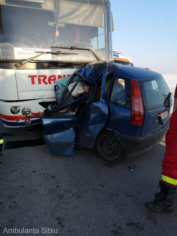 A intrat cu mașina într-un autocar cu 50 de oameni! Accident cumplit în Sibiu! Imagini greu de privit! FOTO