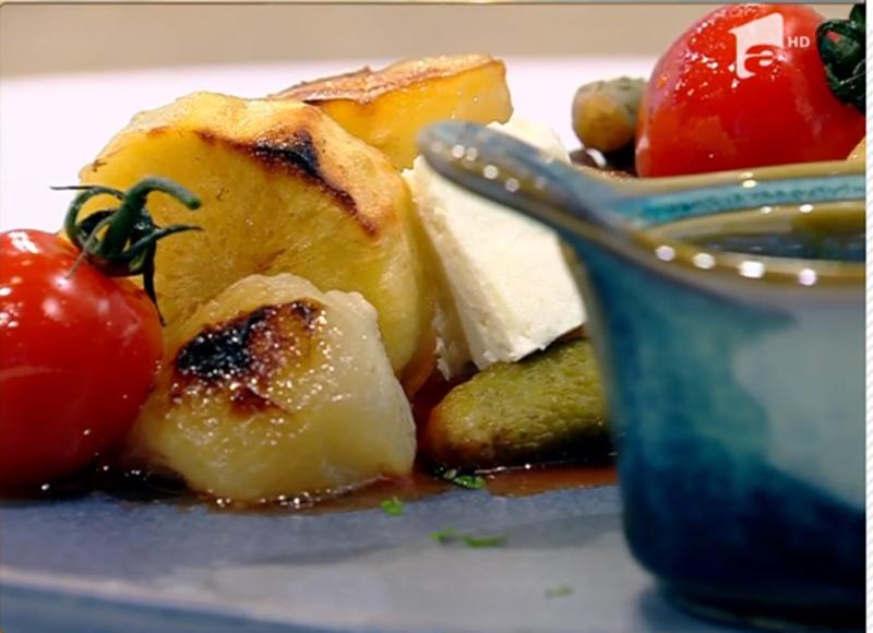 Vlăduț, bucătarul de la Neatza cu Răzvan și Dani ne învață să preparăm o delicioasă Rețetă din Mușchiuleț de porc cu păstrârnac și sos delicios de roșii