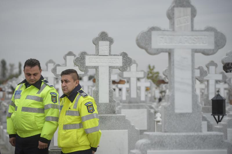 Mormântul unui tânăr de 18 ani mort de cancer a fost profanat în Gorj! Ce au luat hoții