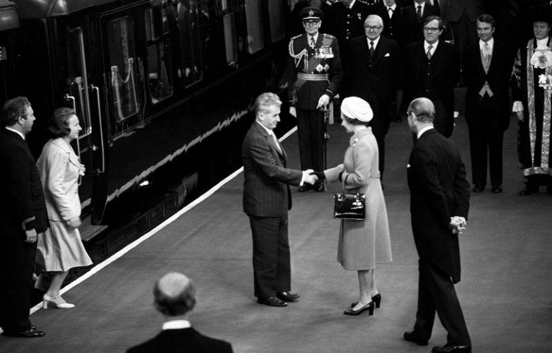 Când Nicolae Ceaușescu a venit în vizită, regina Angliei s-a ascuns în grădină, cu câinii! Care a fost motivul