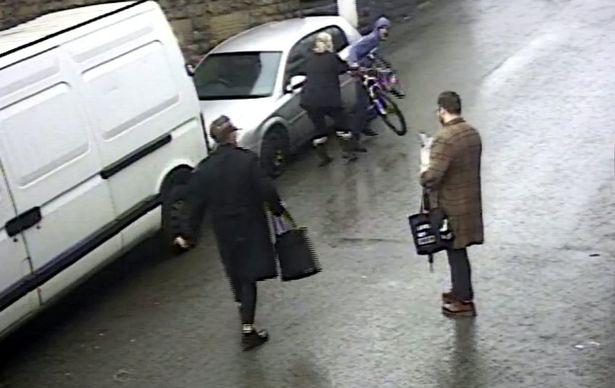 O super-bunică de 72 de ani s-a luptat pe stradă cu un hoț de 23 de ani, pentru o bicicletă furată! „Trebuie să îi fie rușine că l-am învins!” - VIDEO