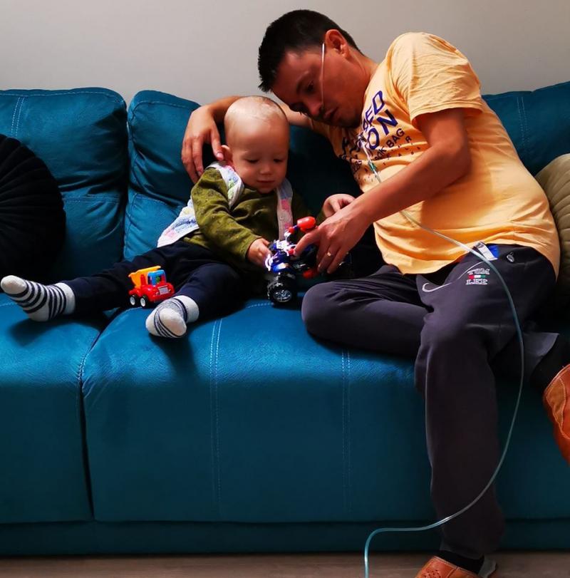 Ionuț luptă în fiecare zi să-și poată vedea fiul crescând. Speră la miracolul transplantului de plămâni: "De doi ani simt că se termină aerul"