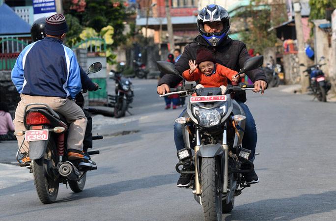 Cel mai scund bărbat mobil din lume a murit, la 27 de ani! Măsura 67 de centimetri! Care au fost marile lui pasiuni. „Când s-a născut, îmi încăpea în palmă” – FOTO