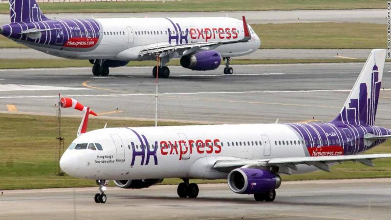 Tânără forțată să facă un test de sarcină, în toaleta aeroportului! A avut și escortă până la baie! Ce explicație a dat compania aeriană