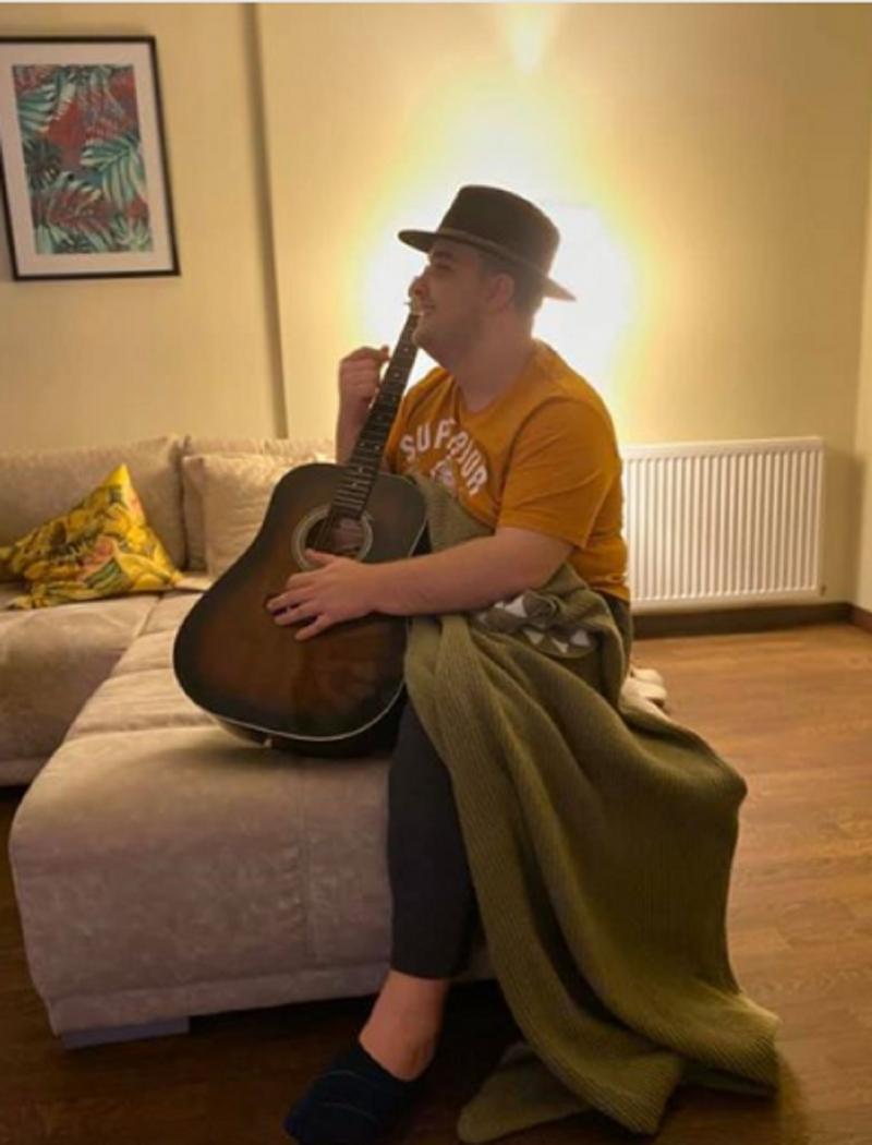 Răzvan Babană, poză „delicioasă” din dormitor! Cum s-a fotografiat concurentul de la Chefi la cuțite