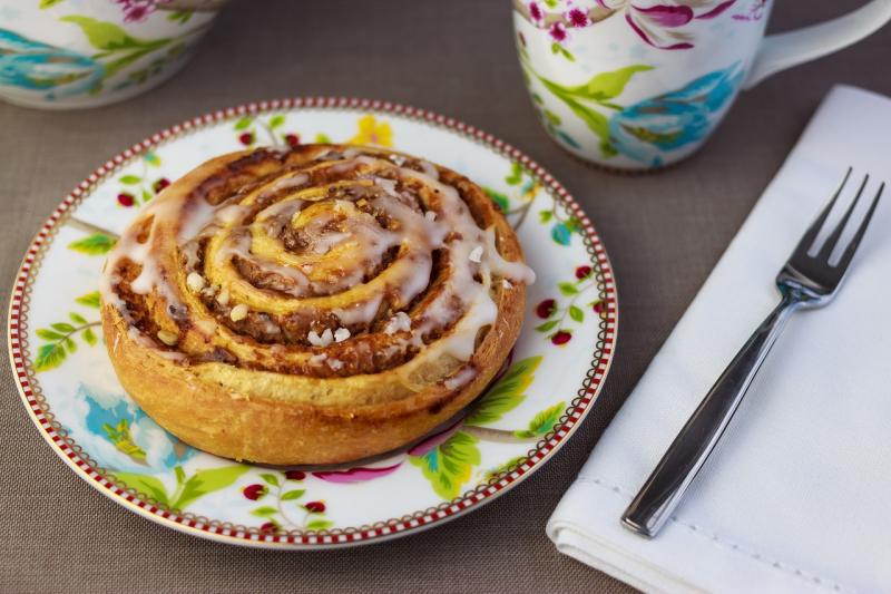Cum preparăm celebrele Cinnamon Rolls? Rețetă de rulouri cu scorțișoară și glazură albă.