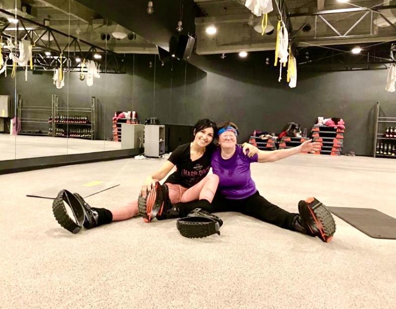 Femeia de 72 de ani care face Kangoo Jumps a uimit-o pe Kinga Sebestyen