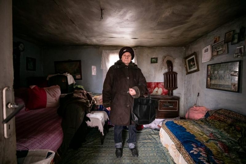 Are 58 de ani și este în clasa a III-a! Tanti Anica stă în prima bancă și se grăbește să își facă temele, cât e lumină afară! „Dacă greșește o înmulțire, parcă vezi o tristeţe pe faţa ei” – FOTO