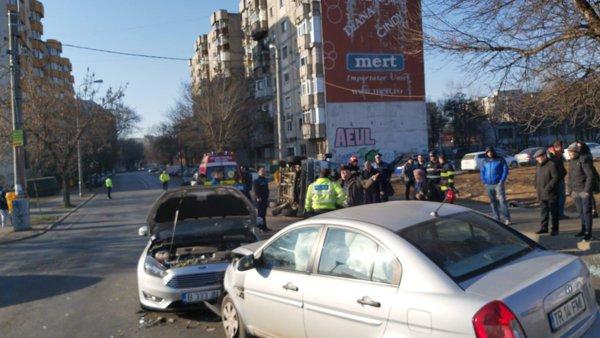 O mașină de poliție, răsturnată într-un accident, în București! O polițistă a fost rănită – FOTO