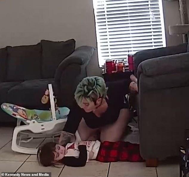 Are doar doi ani, dar a murit deja de 12 ori! Fetița a cărei inimă se oprește „de supărare” a fost filmată prăbușindu-se în brațele mamei sale