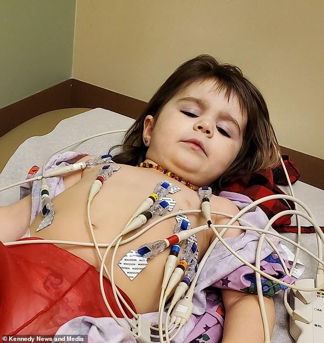 Are doar doi ani, dar a murit deja de 12 ori! Fetița a cărei inimă se oprește „de supărare” a fost filmată prăbușindu-se în brațele mamei sale