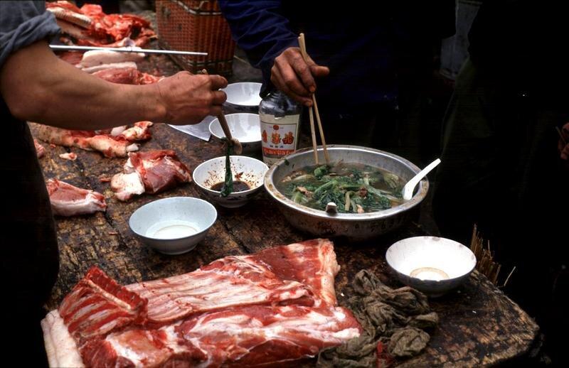 FOTO | Ai curaj să privești? Așa arată piețele ilegale de unde s-ar fi răspândit coronavirusul: animale sacrificate târâte prin mizerie și gătite, castroane și pui agățați în cârlige ruginite