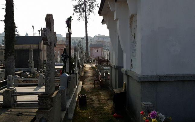 A deschis cavoul și a suferit un șoc! Descoperire înfiorătoare într-un cimitir din Buzău! „Era așezată pe o masă și acoperită cu un cearșaf” - FOTO