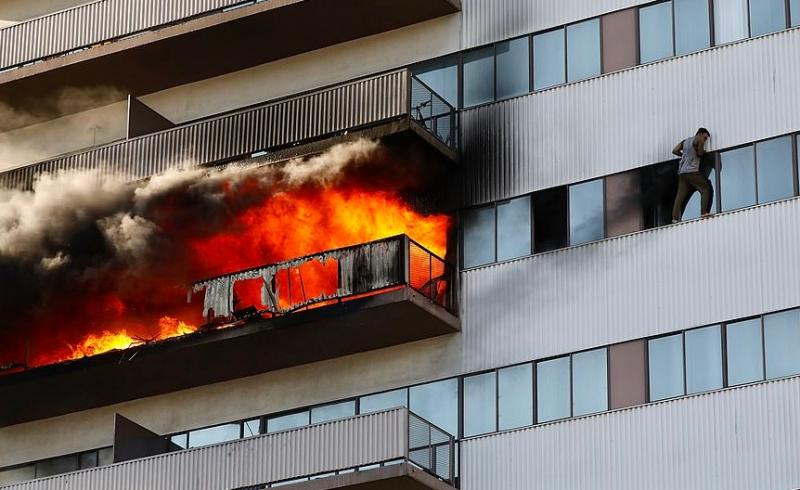 Imagini dramatice cu un bloc mistuit de flăcări! Oameni filmați când se aruncă de la etajul șase | VIDEO