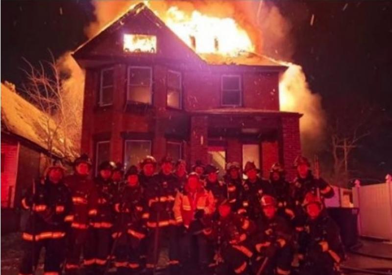 Selfie cu casa în flăcări! Gestul șocant al pompierilor a stârnit furia localnicilor
