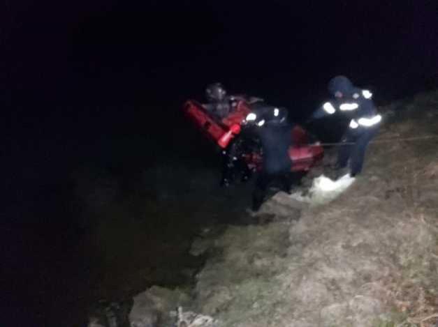 O platformă plină cu autoturisme a căzut în Olt! Accident teribil! Scafandrii au căutat o noapte întreagă autoturismele - VIDEO