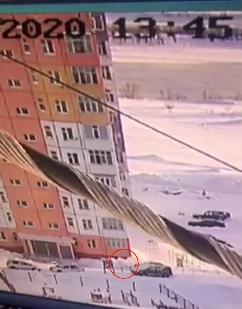 S-a aruncat de la etajul nouă. După câteva minute, s-a ridicat ÎN PICIOARE și și-a văzut liniștită de drum. Scenele șocante au fost filmate