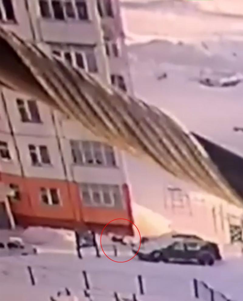 S-a aruncat de la etajul nouă. După câteva minute, s-a ridicat ÎN PICIOARE și și-a văzut liniștită de drum. Scenele șocante au fost filmate