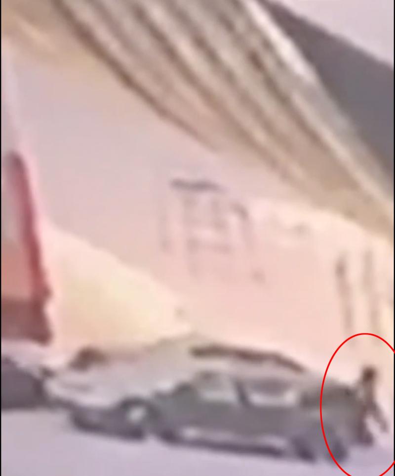 S-a aruncat de la etajul nouă. După câteva minute, s-a ridicat ÎN PICIOARE și și-a văzut liniștită de drum. Scenele șocante au fost filmate