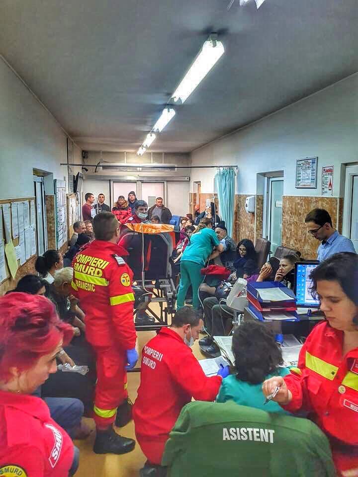 Coadă de ambulanțe în Bistrița, la Urgențe! Românii au mâncat prea mult și în acest an! „Cuvintele nu își au rostul”