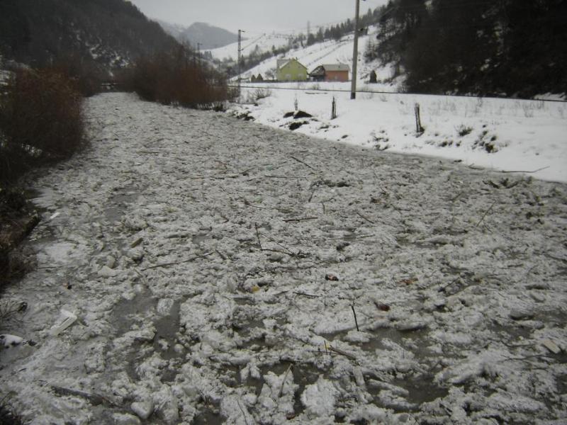 Fenomenul ce i-a alertat pe oameni, în Neamț! Ce a apărut pe râul Bistrița