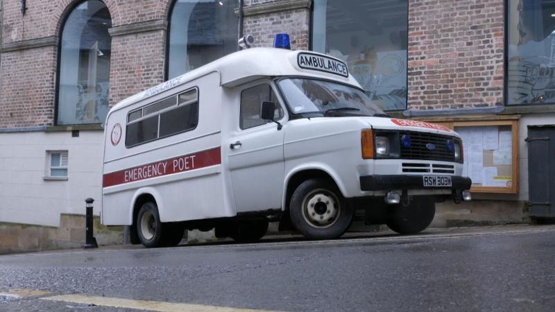 Mai există și frumos în lume! S-a deschis prima farmacie care vinde poezii ca tratament pentru alinarea durerilor sufletești și a grijilor