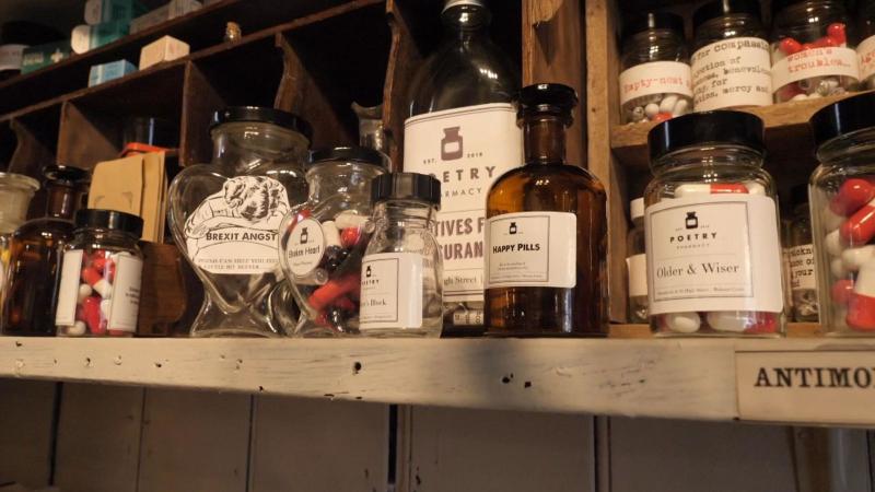 Mai există și frumos în lume! S-a deschis prima farmacie care vinde poezii ca tratament pentru alinarea durerilor sufletești și a grijilor