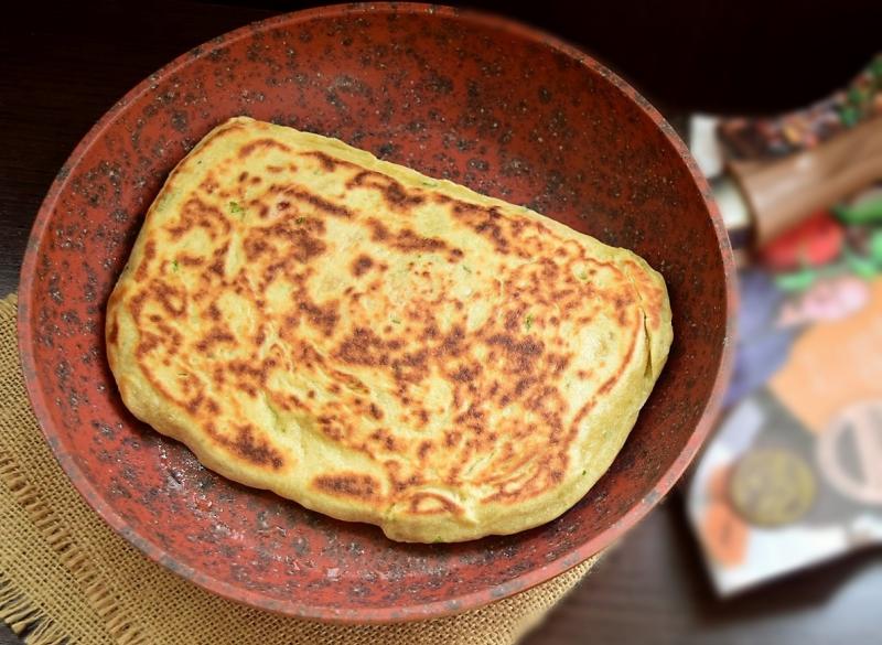 Rețeta de Plăcintă la tigaie cu aluat de cartofi, umplută cu șuncă și cașcaval