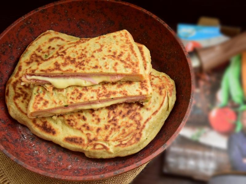 Rețeta de Plăcintă la tigaie cu aluat de cartofi, umplută cu șuncă și cașcaval