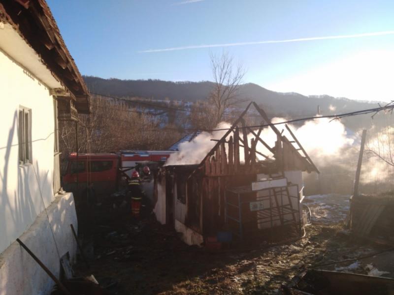 Un bărbat cu handicap a murit carbonizat în propria casă care a luat foc. Nu s-a putut salva și nici nu l-a salvat nimeni