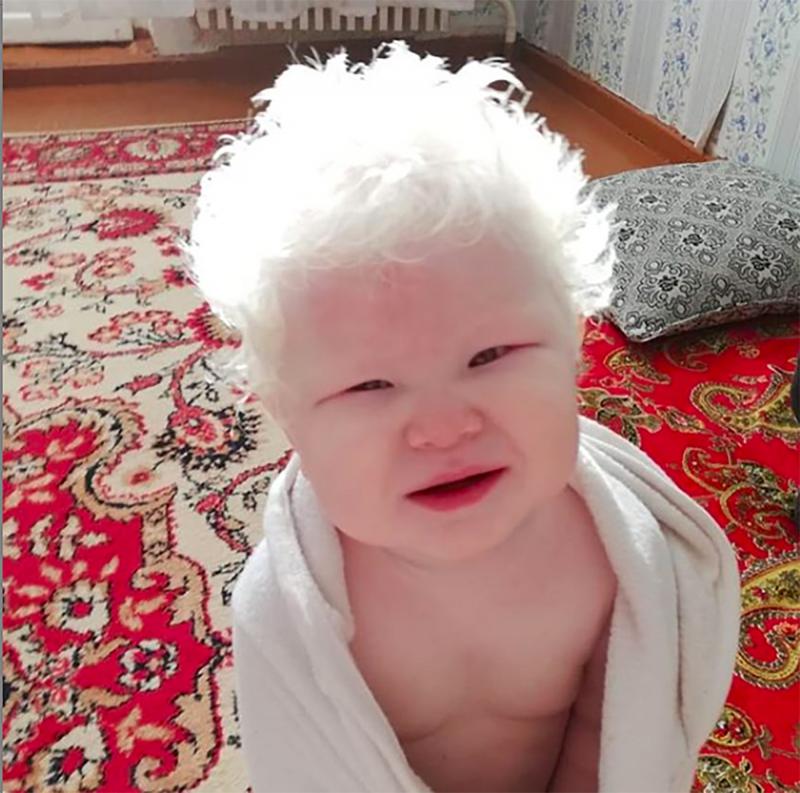 Surorile de porțelan. S-au născut într-o țară de bruneți, albe ca zăpada. Nu seamănă cu nicio rudă și câștigă o avere din modă - Foto