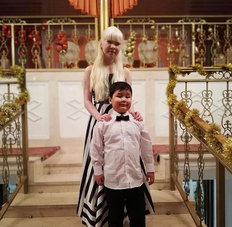 Surorile de porțelan. S-au născut într-o țară de bruneți, albe ca zăpada. Nu seamănă cu nicio rudă și câștigă o avere din modă - Foto