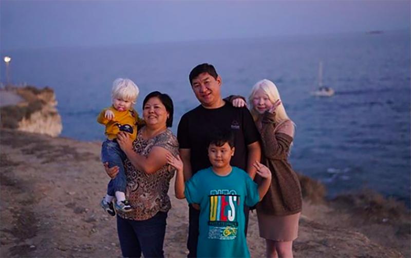 Surorile de porțelan. S-au născut într-o țară de bruneți, albe ca zăpada. Nu seamănă cu nicio rudă și câștigă o avere din modă - Foto