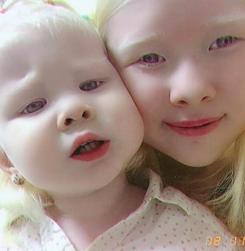 Surorile de porțelan. S-au născut într-o țară de bruneți, albe ca zăpada. Nu seamănă cu nicio rudă și câștigă o avere din modă - Foto