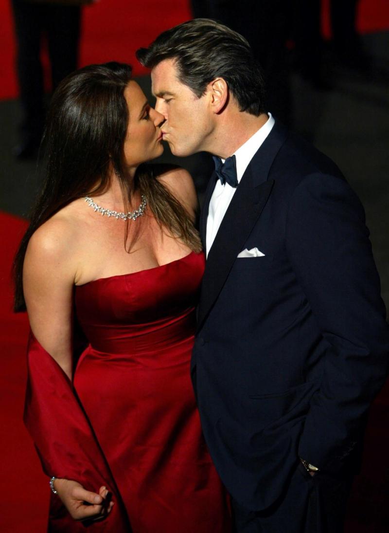 Pierce Brosnan o sărută pe soția sa Keely Shaye Smith pe covorul roșu, la Hollywood