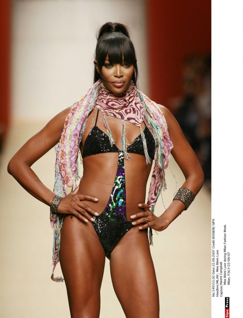 Modelul Naomi Campbell, defilând pe podium
