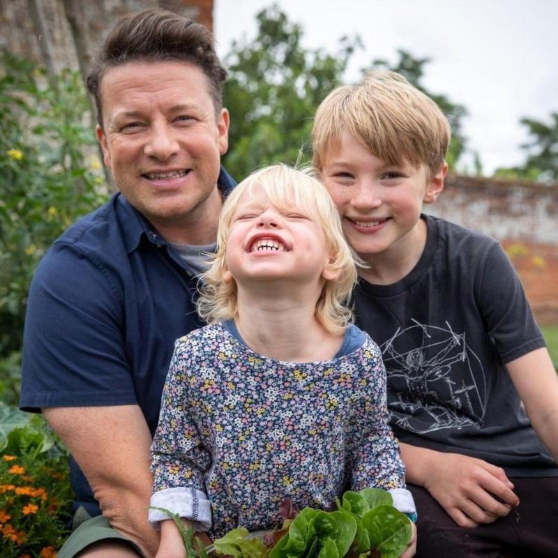 Poze rare cu Jamie Oliver și familia lui. Cum arată soția li ce copii mari are