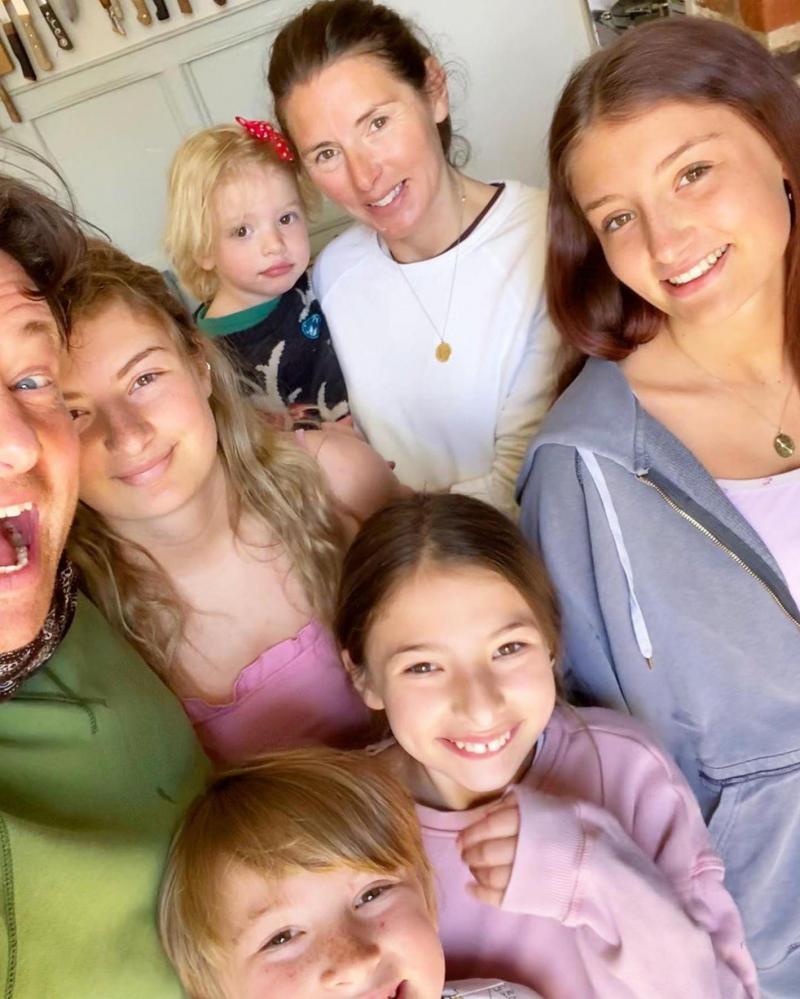 Poze rare cu Jamie Oliver și familia lui. Cum arată soția li ce copii mari are