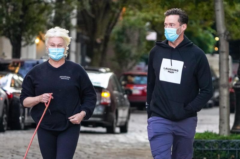 Hugh Jackman și soția sa, Deborra-Lee Furness, surprinși de paparazzi în Manhattan, în timp ce își plimbă câinii