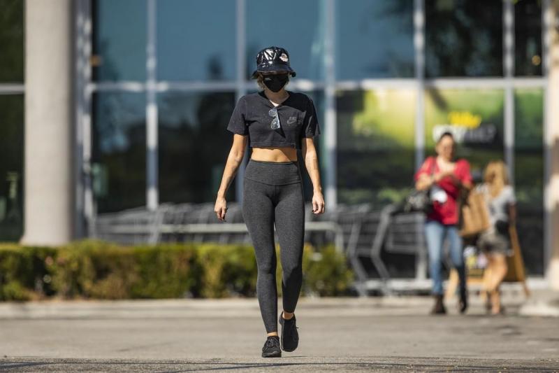 Miley Cyrus, într-o ținută casual all black, în parcarea unui centru comercial din Calabasas.