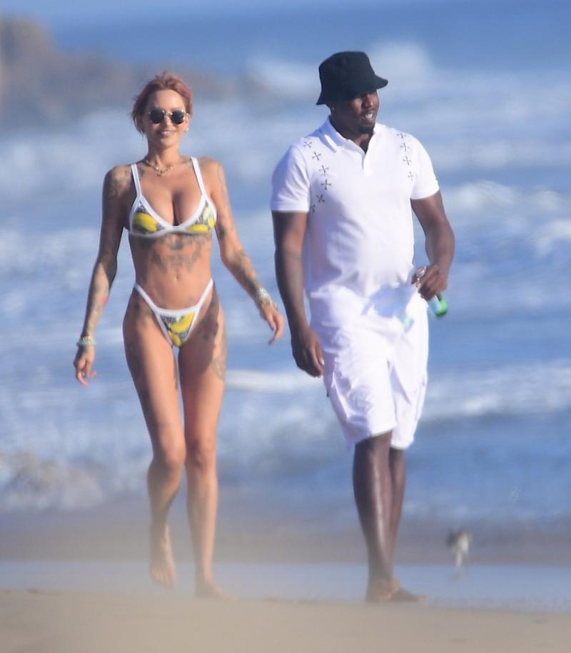 Tina Louise și Sean Combs, sărut pătimaș la plajă