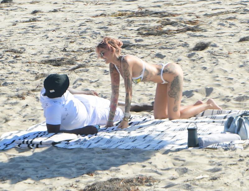 Tina Louise și Sean Combs, sărut pătimaș la plajă