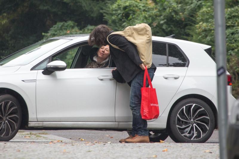 Keanu Reeves, fotografiat în timp ce o săruta pe iubita sa, Alexandra Grant