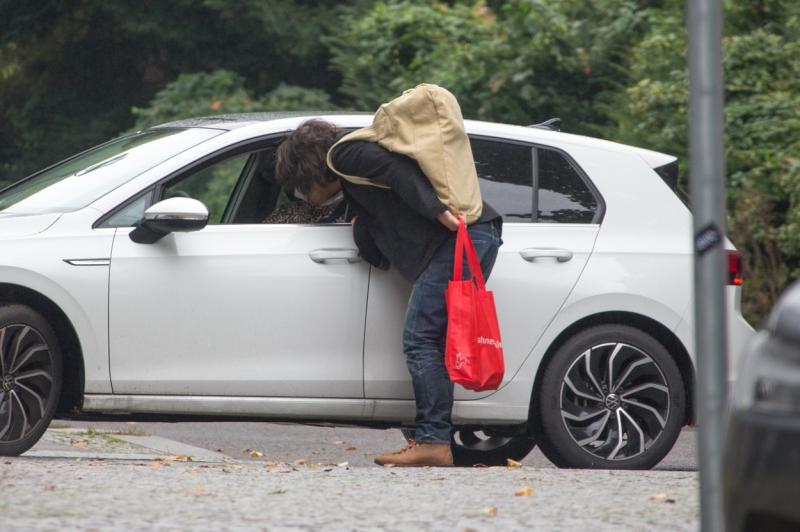 Keanu Reeves, fotografiat în timp ce o săruta pe iubita sa, Alexandra Grant