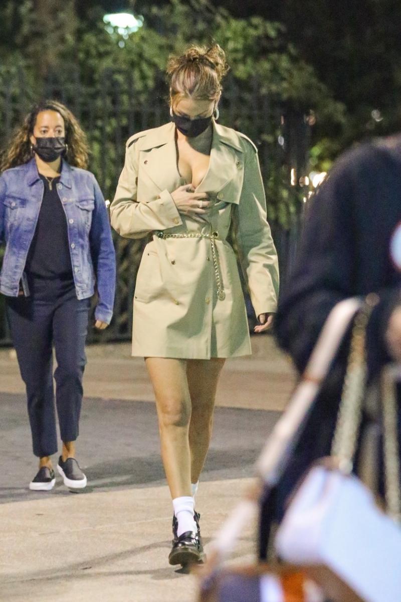 Bella Hadid, pictorial fierbinte de octombrie. Și-a pus în evidență atuurile fizice în plină stradă