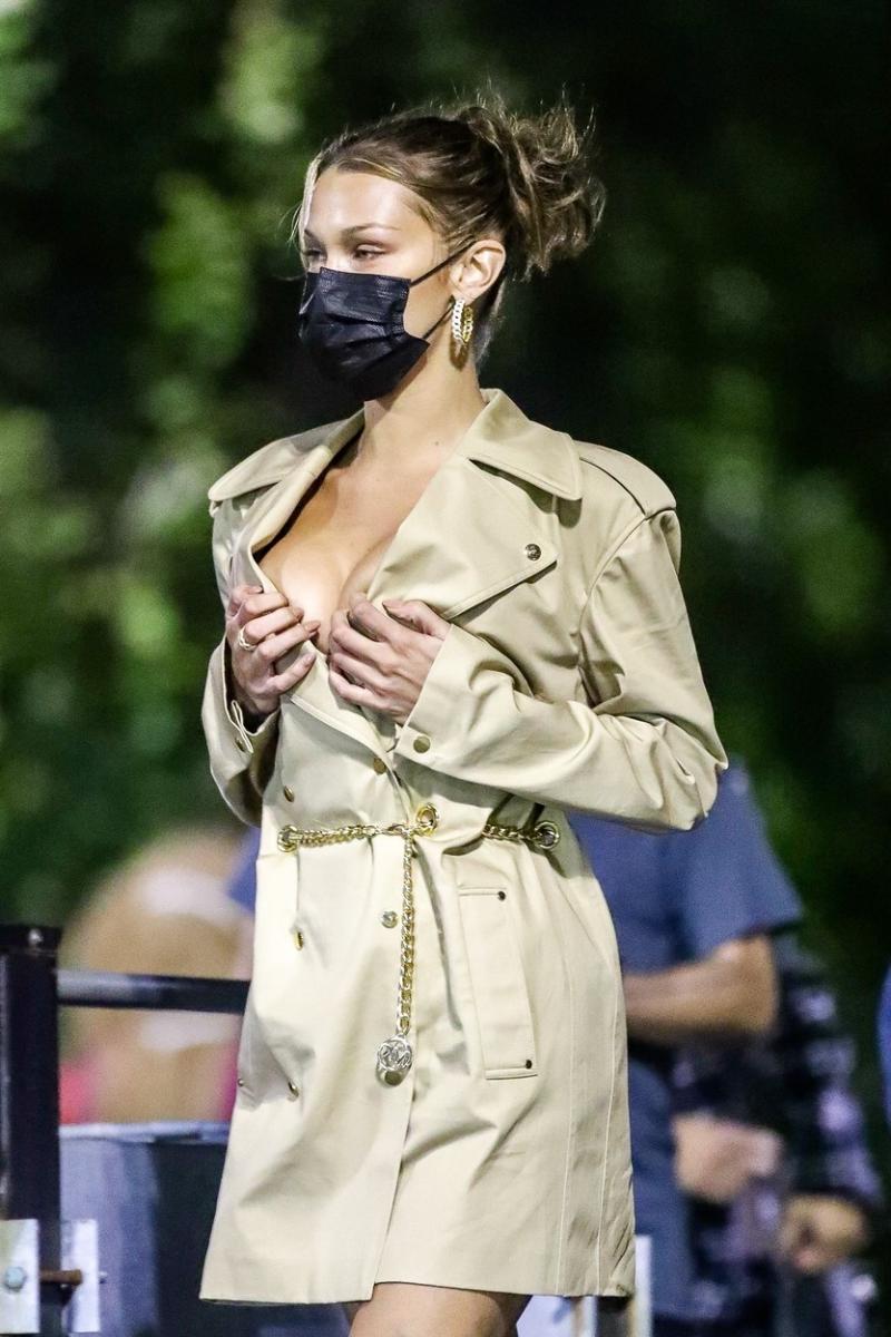 Bella Hadid, pictorial fierbinte de octombrie. Și-a pus în evidență atuurile fizice în plină stradă
