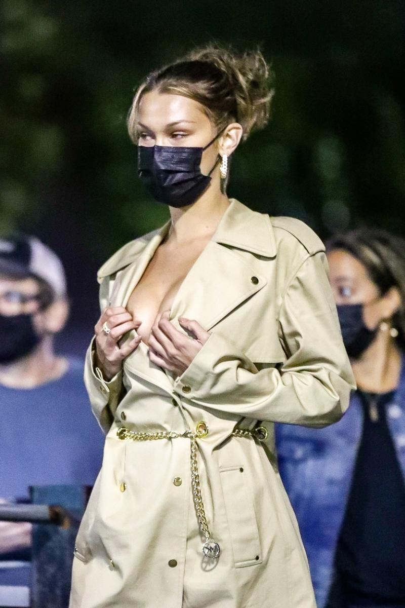 Bella Hadid, pictorial fierbinte de octombrie. Și-a pus în evidență atuurile fizice în plină stradă