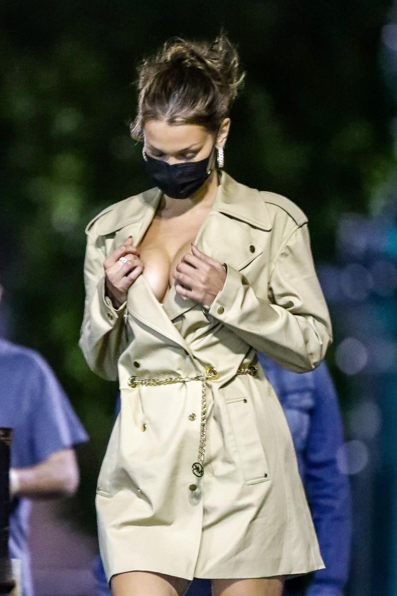 Bella Hadid, pictorial fierbinte de octombrie. Și-a pus în evidență atuurile fizice în plină stradă