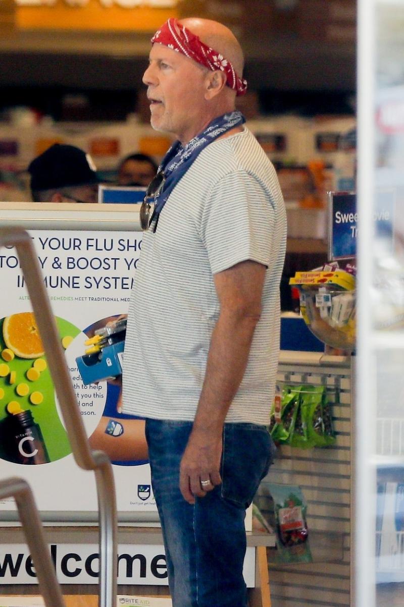 Dovada că timpul nu iartă pe nimeni. Cum a ajuns să arate celebrul actor Bruce Willis la 65 de ani