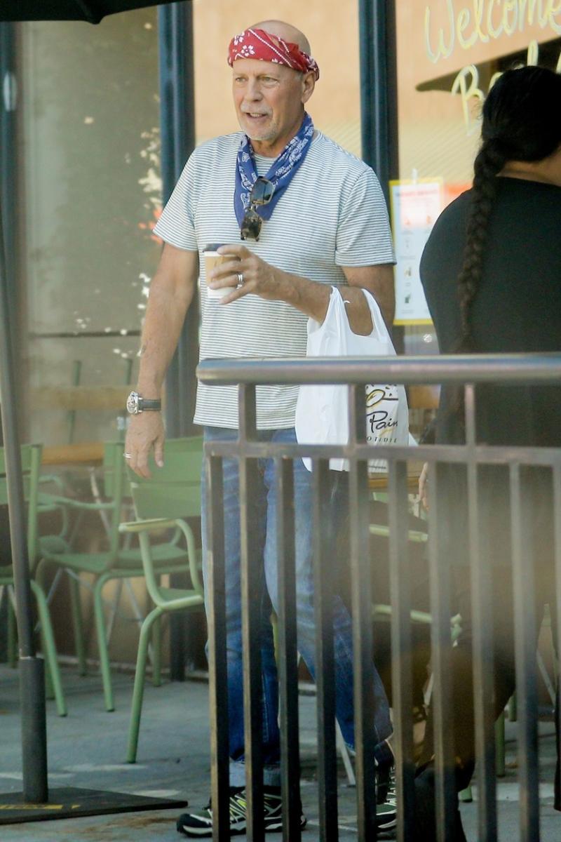 Dovada că timpul nu iartă pe nimeni. Cum a ajuns să arate celebrul actor Bruce Willis la 65 de ani